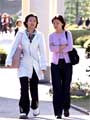 内庭を歩く学生達(写真提供:関西学院広報室)